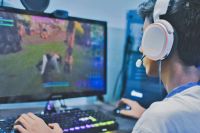 Gamers chilenos compran cada vez más a través de marketplaces, según NielsenIQ