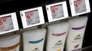 Etiqueta electrónica de precio en un estante de supermercado