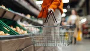 Comprador usando un asistente conversacional para elegir productos en el supermercado