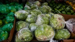 Góndola de ensaladas y vegetales frescos en un supermercado de EE.UU.