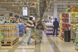 Consumidor chileno comprando en un supermercado de barrio