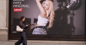 Compradora revisando ropa de marca en una tienda
