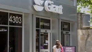 Kiosco Savings Stations de Giant Food en la entrada de una tienda