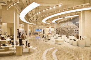 Interior remodelado de la tienda Paris en Cenco Alto Las Condes