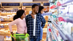 Padres jóvenes comprando en el supermercado