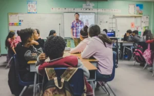Familia comprando útiles escolares para la vuelta a clases en EE.UU.