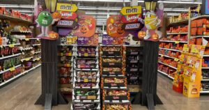 Exhibición de dulces de Halloween de Mars en tienda