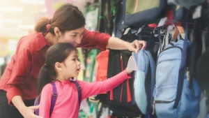Familia comprando útiles escolares
