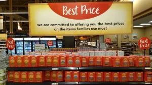 Cartel de precios en un supermercado