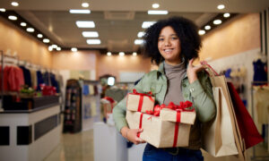 Compradores navideños en una tienda física