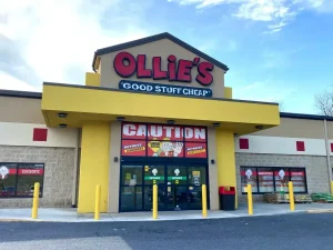 Comprador revisando ofertas y descuentos en una tienda