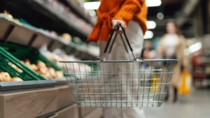 Comprador con canasto en un supermercado