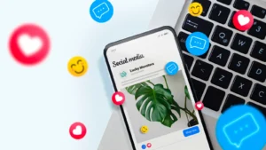 Padre e hijo comprando útiles escolares con el celular en mano