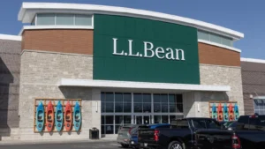 Cliente comprando ropa outdoor en tienda L.L. Bean