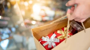 Persona comprando regalos navideños en tienda