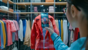 Persona usando un asistente de compras con inteligencia artificial en su teléfono