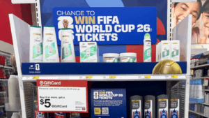 Exhibidor de Dove Men+Care con la activación del Mundial FIFA en Target