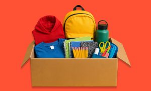 Góndola de útiles escolares en tienda de retail