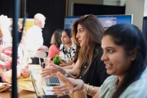 Empleados de Tapestry en una capacitación con tecnología