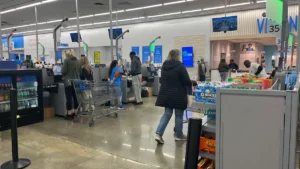 Terminales de autopago en una tienda