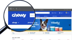 Cliente con su mascota comprando productos en tienda Chewy