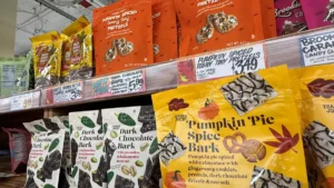 Productos de temporada de otoño en una tienda Trader Joe's