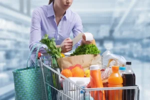 Estudio NIQ sobre la polarización del consumo masivo entre premium y valor