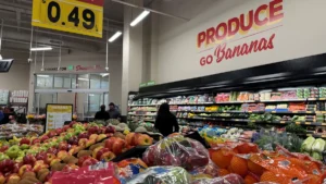 Góndola de frutas y verduras frescas en un supermercado