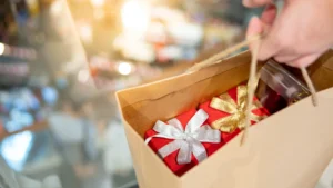 Comprador usando un asistente de IA en su teléfono para elegir regalos navideños