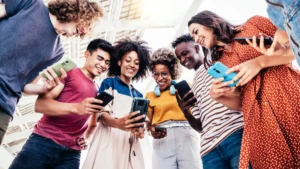 Adolescentes confían más en la IA que en sus padres para comprar