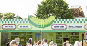 Visitantes en el pop-up de E.l.f. en la Feria Estatal de Minnesota