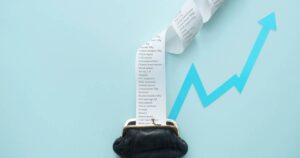 Comprador pagando comestibles en caja con método de pago a cuotas