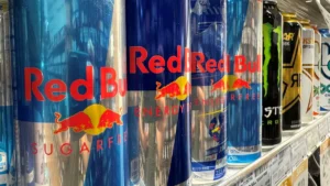 Latas de Red Bull en una góndola de supermercado