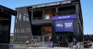 Tienda de merchandising de Under Armour y los Baltimore Ravens en el estadio M&T Bank