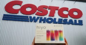 Bodega de Costco con clientes de compras