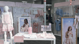 Exhibidor de la colección Target x LoveShackFancy para la vuelta a clases