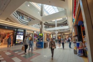 El comprador canadiense entra a la temporada de fin de año más sensible al precio, según datos de Salesforce