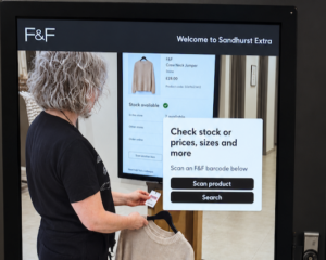 Probador virtual de Tesco para la marca F&F en tienda física