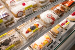 Exterior de una tienda Winn-Dixie con exhibidor de productos hispanos