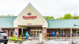 Puesto de productores locales dentro de un supermercado Hannaford