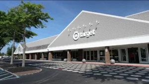 Fachada gris de la nueva tienda Target en Bridgehampton