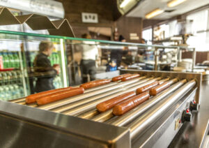 Roller grill de comida caliente en una tienda de conveniencia