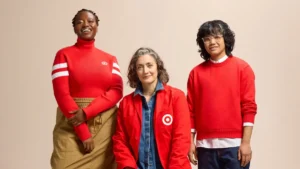 Vendedor de tienda con uniforme de diseño en el piso de venta