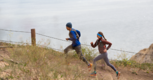Corredor en un sendero de montaña usando zapatillas de trail running